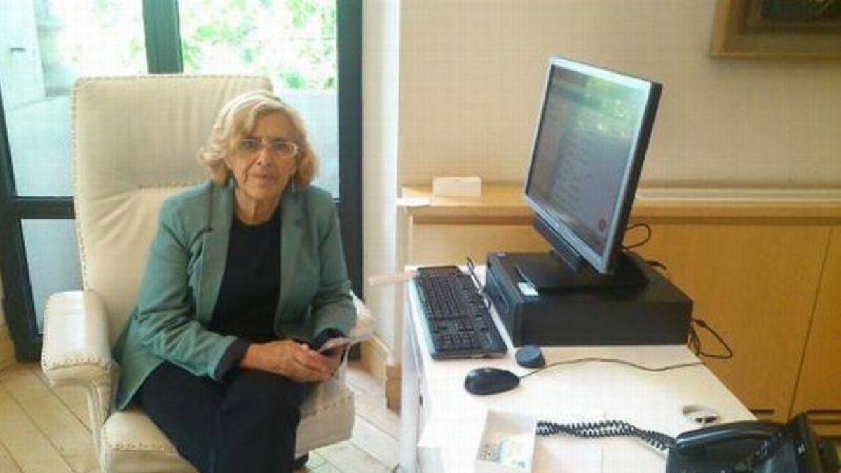 Manuela Carmena en su despacho como nueva alcaldesa de Madrid.-Foto: TWITTER