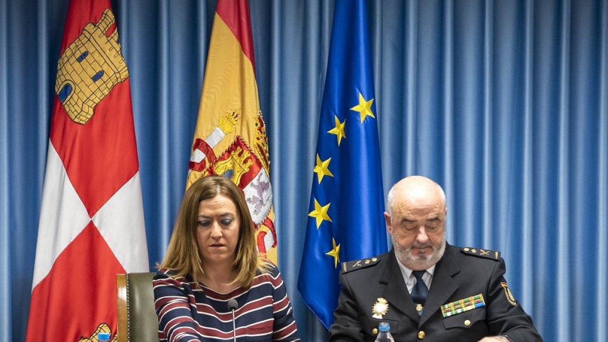 La delegada del Gobierno en Castilla y León, Virginia Barcones, acompañada por el jefe superior de Policía, Jorge Zurita, explican la primera fase de la Operación Ignis que se ha desarrollado sobre un grupo funerario vallisoletano.-ICAL
