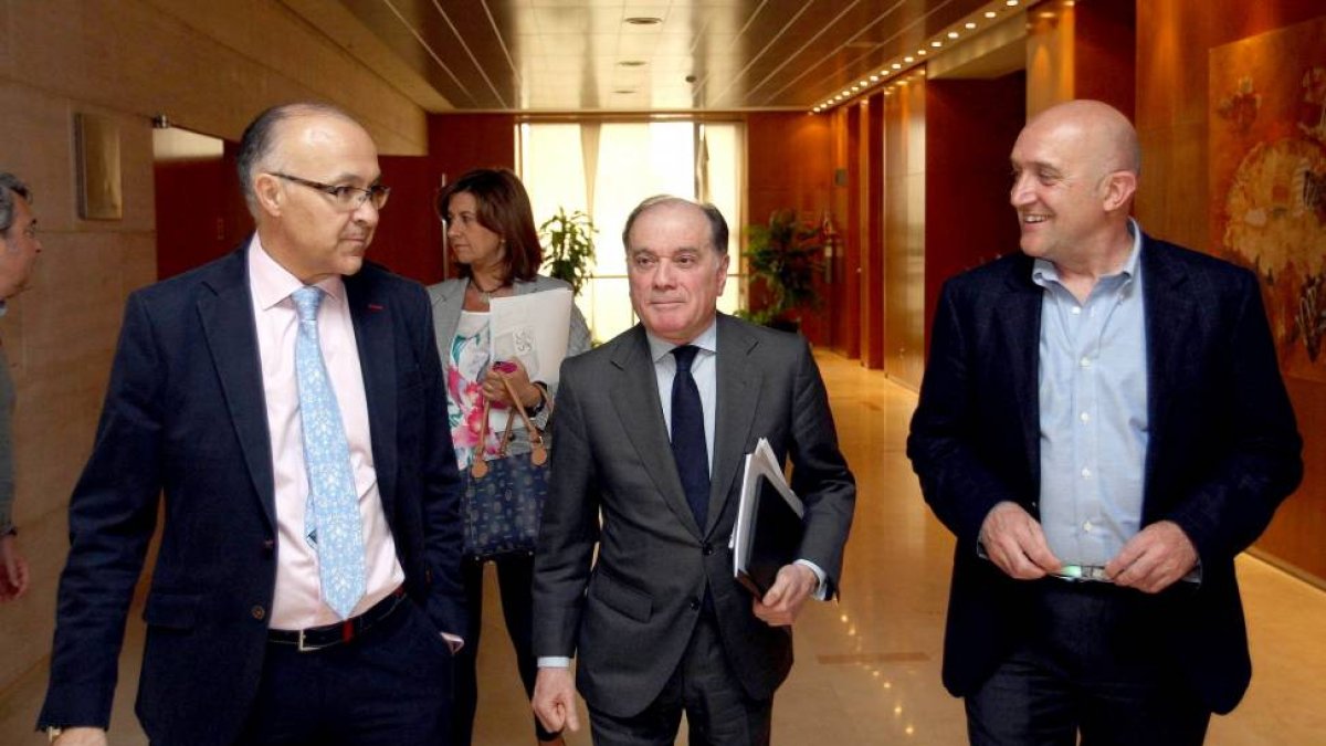 El consejero de Economía y Empleo, Tomás Villanueva, hace balance de su gestión en la presente legislatura acompañado de Ramiro Ruiz Medrano (I) y Jesús Julio Carnero (D)-Ical