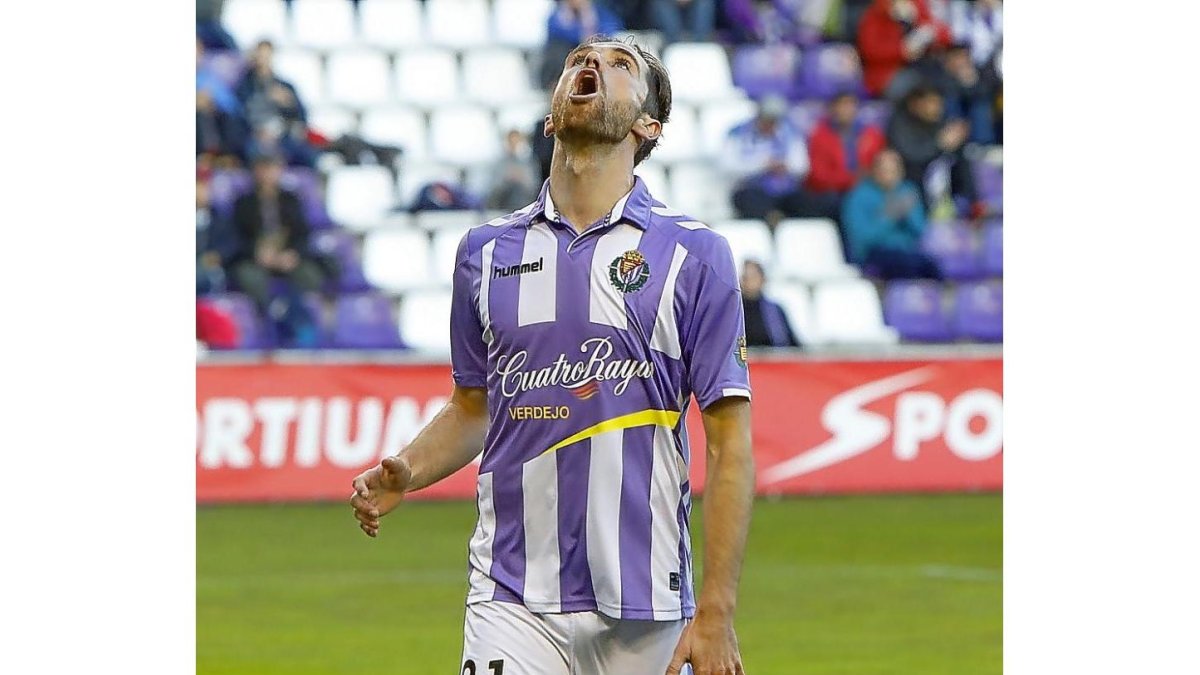 Míchel se lamenta tras una ocasión perdida frente al Lugo.-J.M. LOSTAU