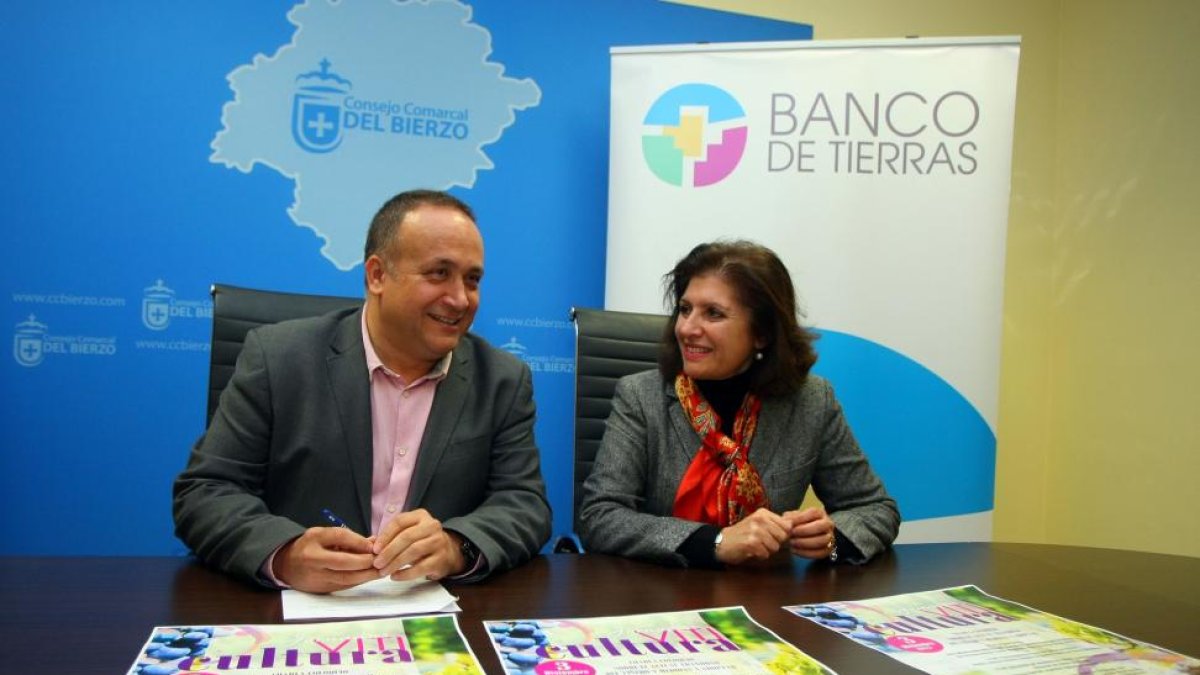 El presidente del Consejo Comarcal del Bierzo, Gerardo Álvarez Courel, junto a la presidenta del Consejo Regulador de la DO Bierzo, Misericordia Bello, durante la presentación de la campaña de captación de viñedos del Banco de Tierras.-ICAL