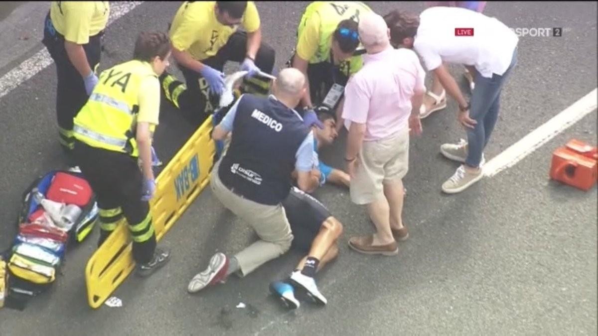 Mikel Landa, a punto de ser trasladado en camilla tras sufrir una caída en la Clásica de San Sebastián. /-EUROSPORT
