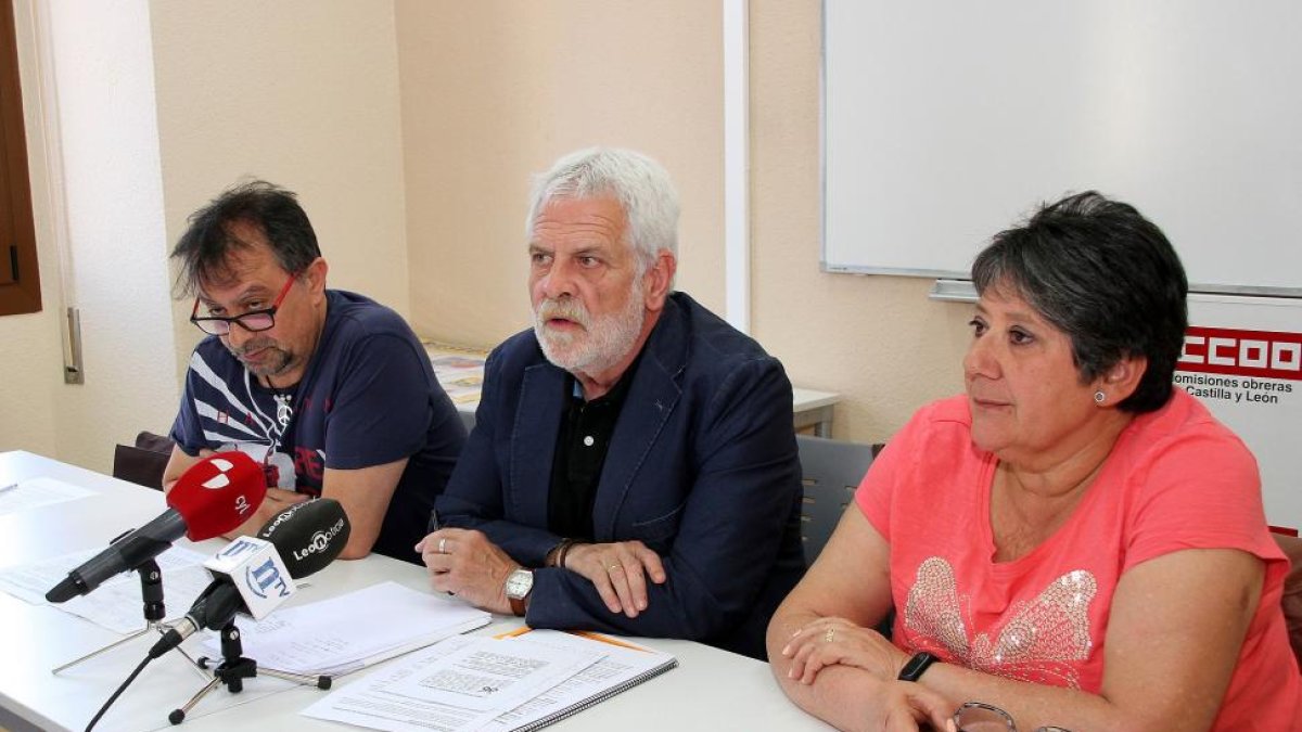 Enrique Reguero(I), secretario provincial de UGT, con Alberto del Pozo(C), portavoz de la plataforma en León y Regina Moreiro (D).-ICAL