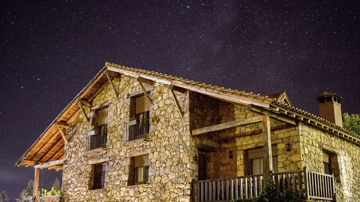 La casa dispone de observatorio astronómico propio situado en la parcela del alojamiento. Cuenta con todo el equipamiento necesario para contemplar el firmamento. / LA POSADA