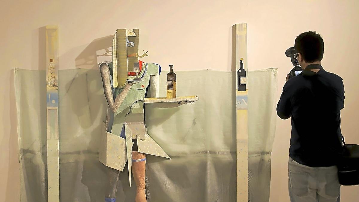Un hombre fotografía ayer la obra de Andrés Nagel ‘Camarero egipcio en Marbella’.-E. MARGARETO / ICAL