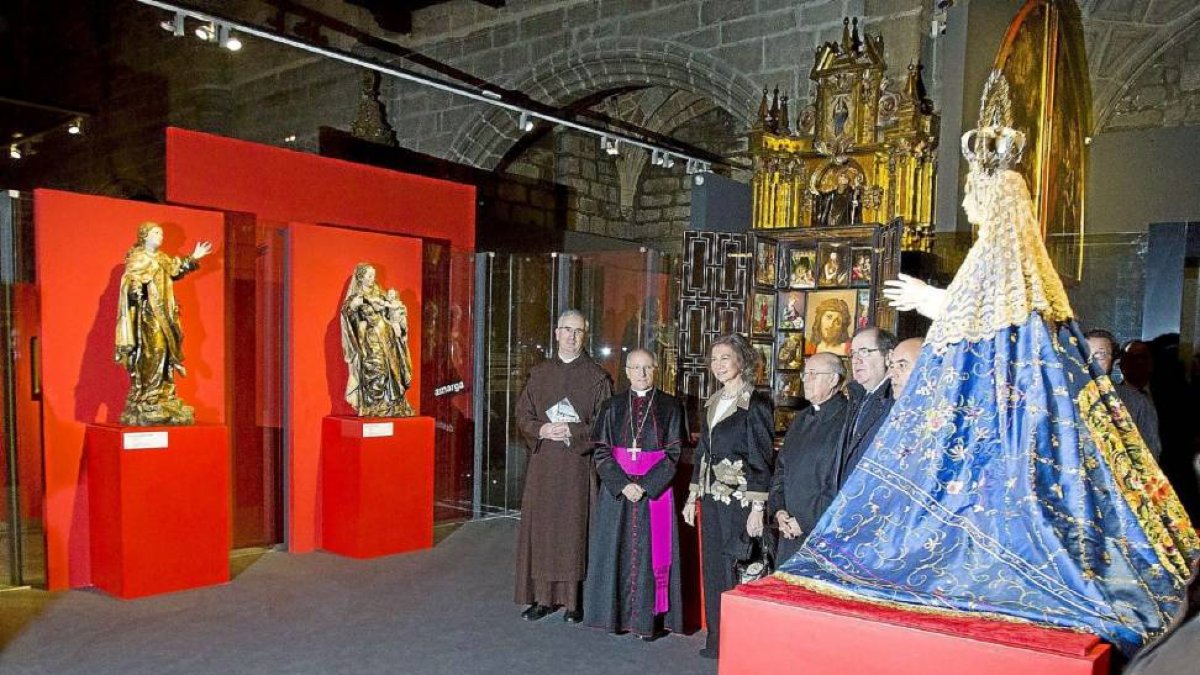 El comsiario Juan Doblado, el obispo de Ávila, Jesús García Burillo, la reina Sofía, el presidente de la Conferencia Episcopal, Ricardo Blázquez, Juan Vicente Herrera y Miguel Ángel García Nieto-Ical