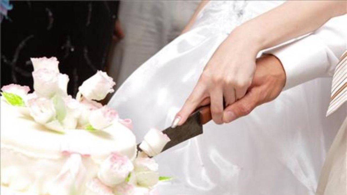 Novios cortan tarta de boda-123RF