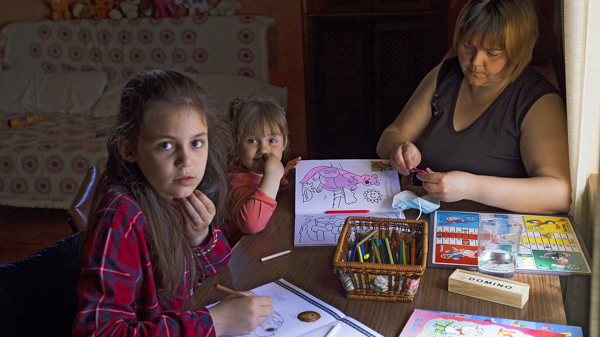 Familia de refugiados ucranianos en el Monasterio de Santa Clara de Medina de Rioseco. Photogenic/ Iván Tomé
