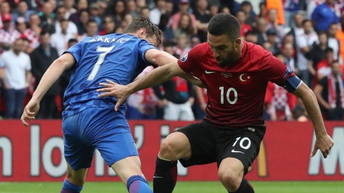 Rakitic y Arda, cara a cara, en el partido entre Croacia y Turquía.-EFE / ABEDIN TAHERKENAREH