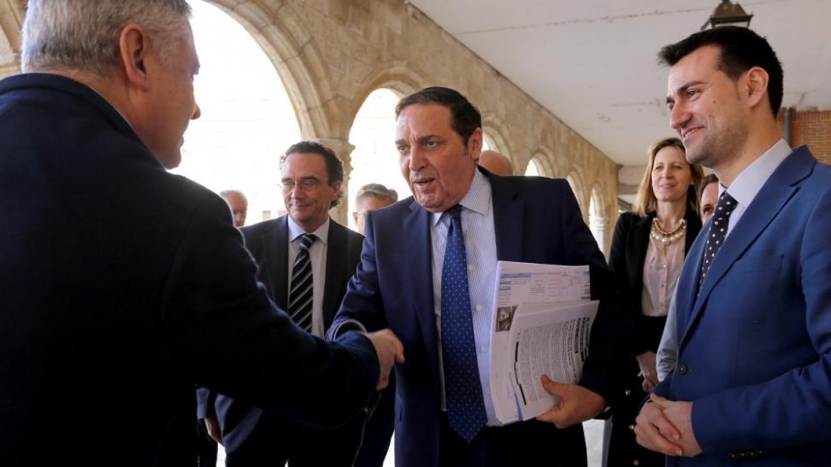 El consejero de Sanidad, Antonio María Sáez Aguado, informa sobre el proyecto de reforma y ampliación del centro de salud de Medina de Rioseco (Valladolid). Junto a él, el presidente de la Diputación de Valladolid, Jesús Julio Carnero, entre otros-ICAL