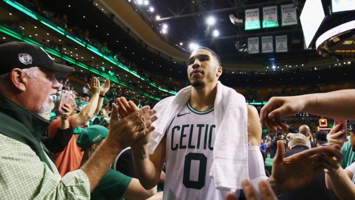 Jayson Tatum, felicitado por su gran aportación en el partido.-/ ADAM GLANZMAN (AFP)