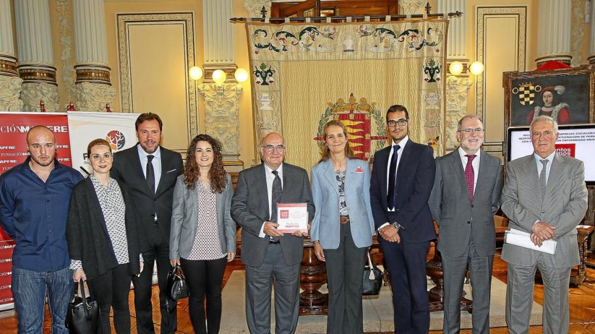 Los premiados del programa Juntos Somos Capaces junto al alcalde, Óscar Puente, y la infanta Elena de Borbón.-J. M. LOSTAU
