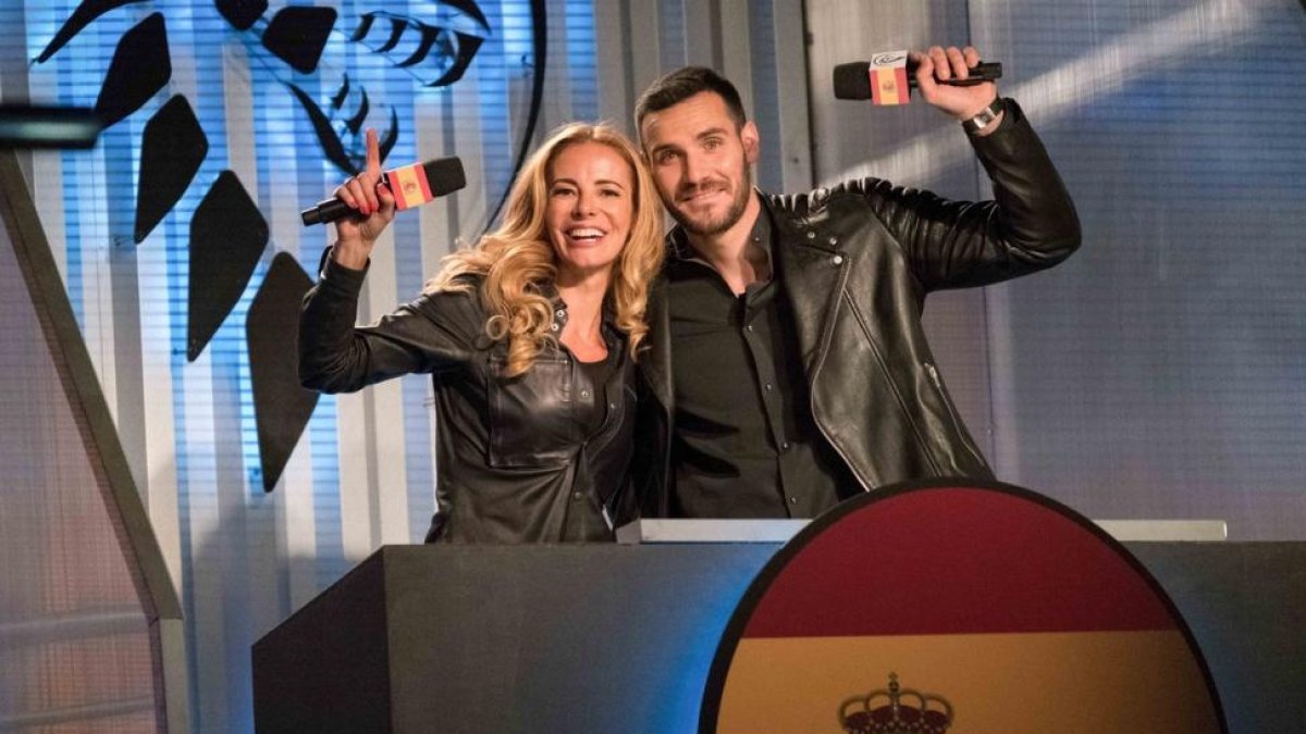 La presentadora Paula Vázquez y el ganador de la segunda temporada de Masterchef celebrity , Saúl Craviotto, son los presentadores de la versión española del concurso Ultimate Beastmaster (Netflix).-DARREN MICHAELS / NETFLIX