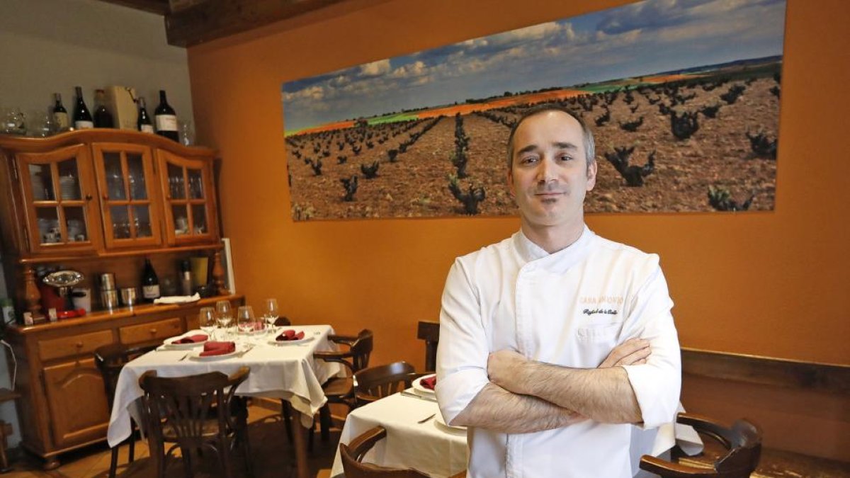 El cocinero Rafa de la Calle  en  Casa Antonio, de Valladolid.-J. M. LOSTAU