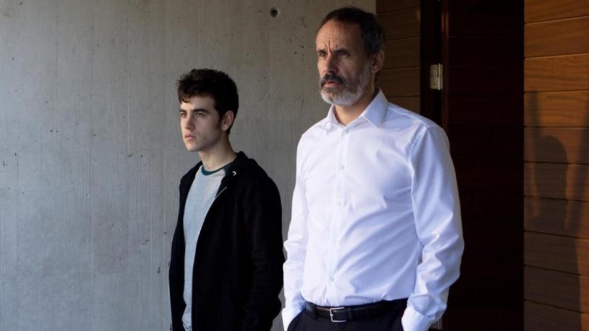 Los malos ganan en 'Sé quién eres' MEDIASET Un Juan Elías (Francesc Garrido) triunfador, aplaudido por los alumnos de la universidad.-