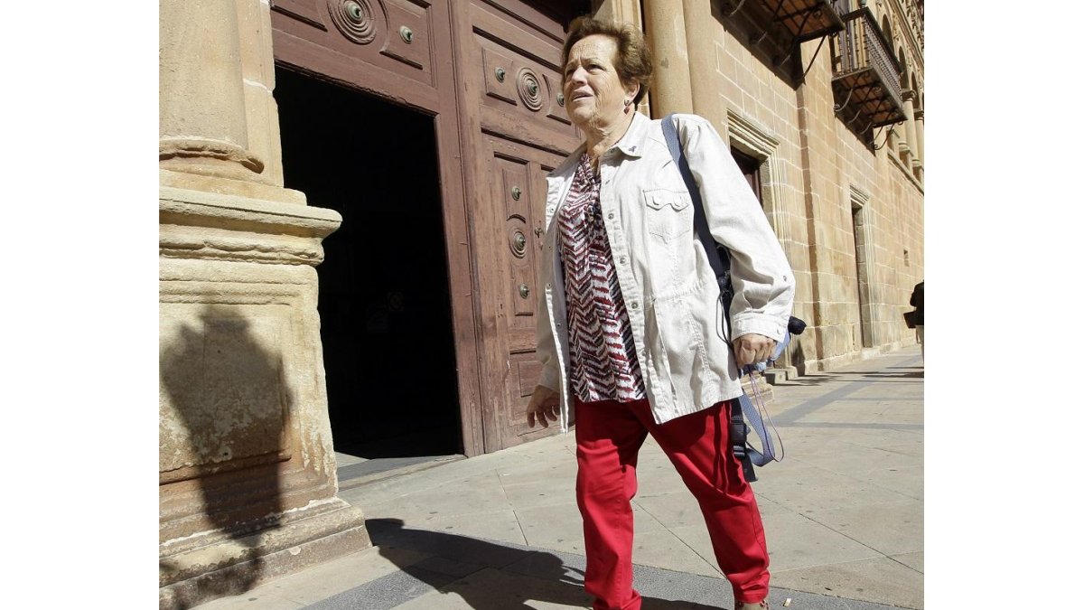 La presidenta de Antígona, Concha Baena, saliendo de los juzgados, ayer.-LUIS ÁNGEL TEJEDOR