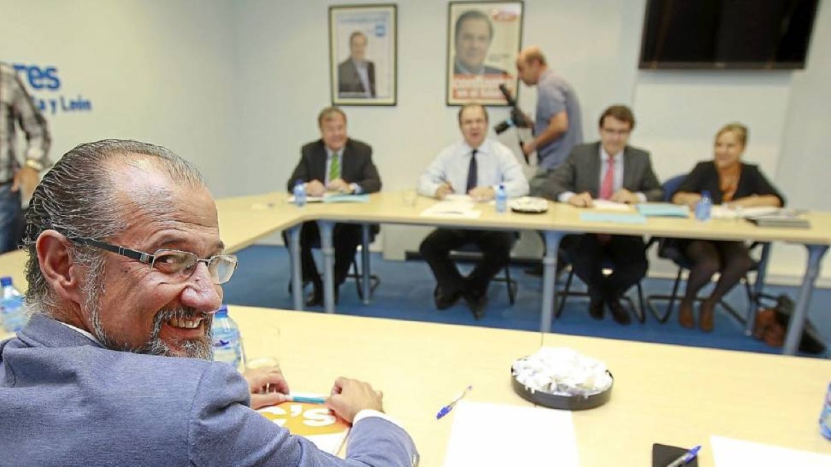 Luis Fuentes, en primer término, en la reunión con Herrera, este martes, acompañado por Silván, Mañueco y Valdeón.-J. M. Lostau