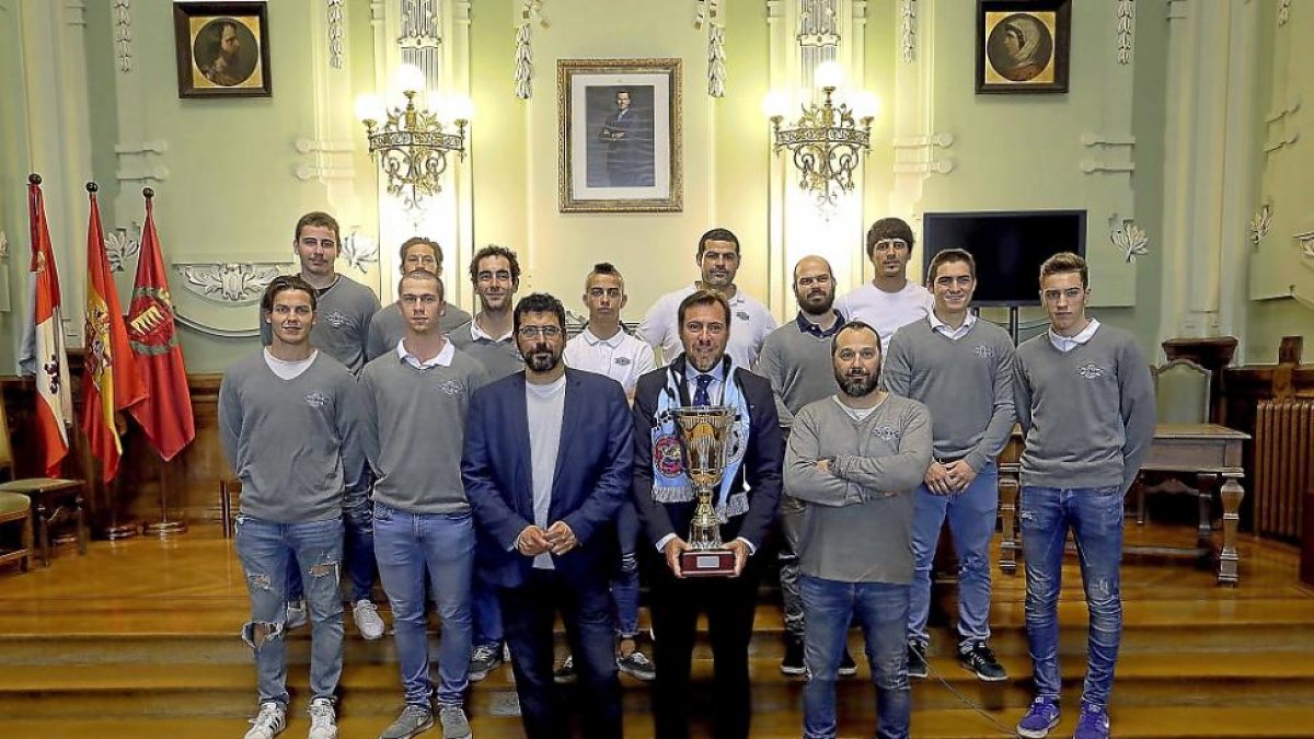 La plantilla del CPLV, en el Ayuntamiento junto al alcalde, Óscar Puente, y al concejal de Deportes, Alberto Bustos.-EM