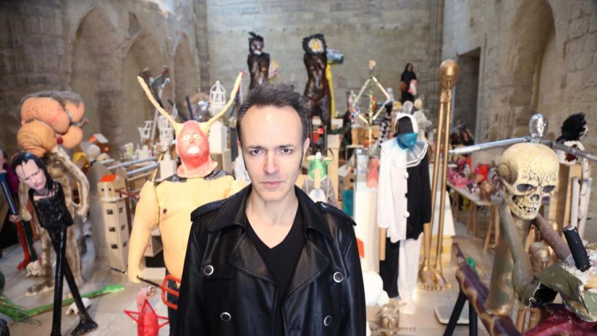 El artista Enrique Marty, junto a sus obras en la presentación de la exposición 'Alguien creyendo que hacía algo bueno, liberó a las serpientes', en el Museo Patio Herreriano-Ical