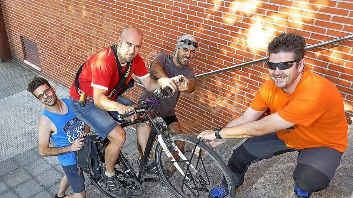 UNA CARRERA DE OBSTÁCULOS.  Los componentes de la Asamblea Ciclista siguen pensando que en Valladolid hay muchos obstáculos que superar, aunque el principal, la intolerancia de los conductores-J.M. Lostau