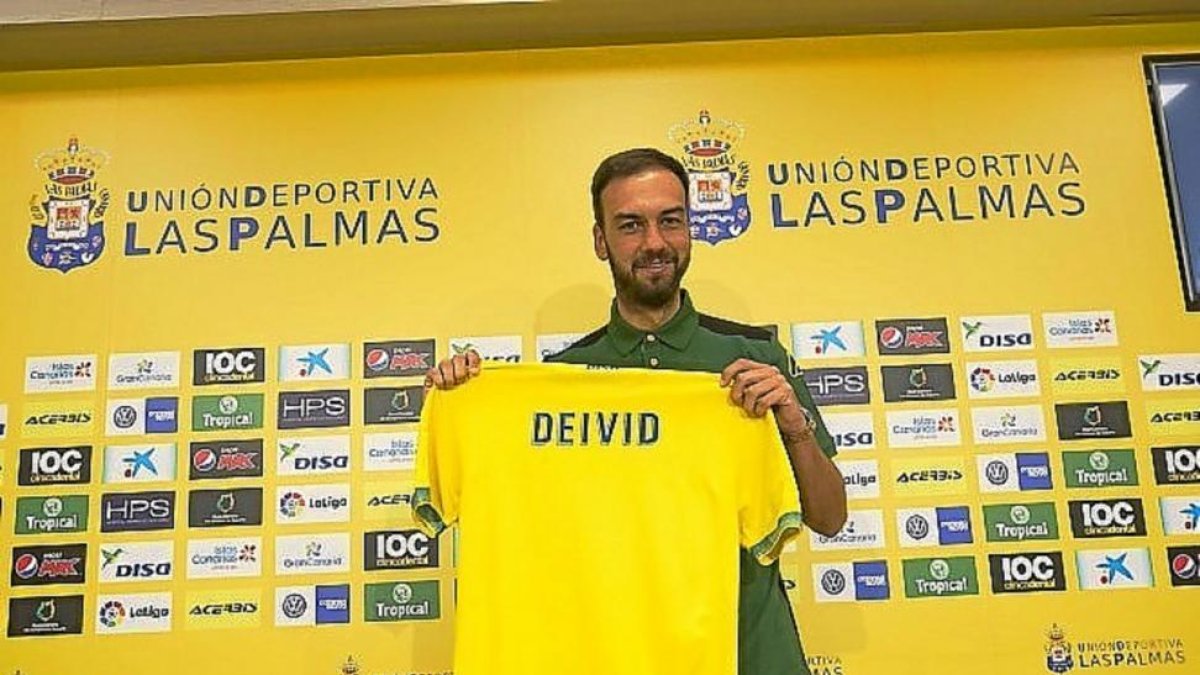Deivid posa con su nueva camiseta de Las Palmas, aún sin dorsal.-UDLP