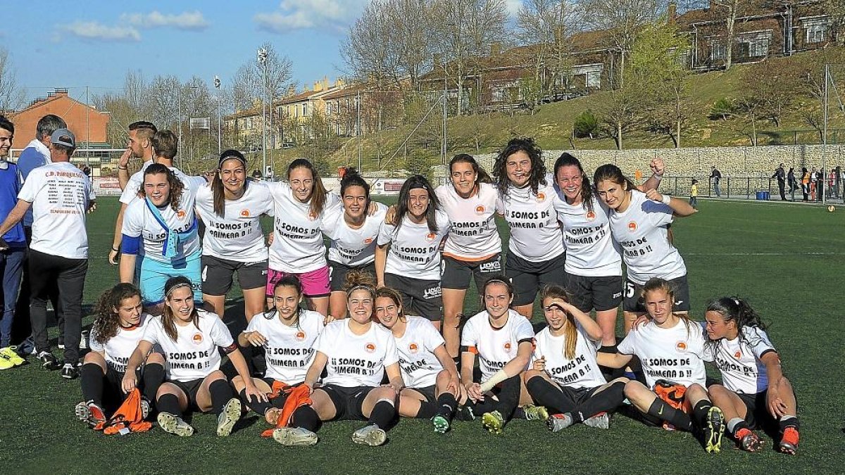 Las jugadoras delParquesol celebran el ascenso sobre el césped.-ROBERTO FERNÁNDEZ