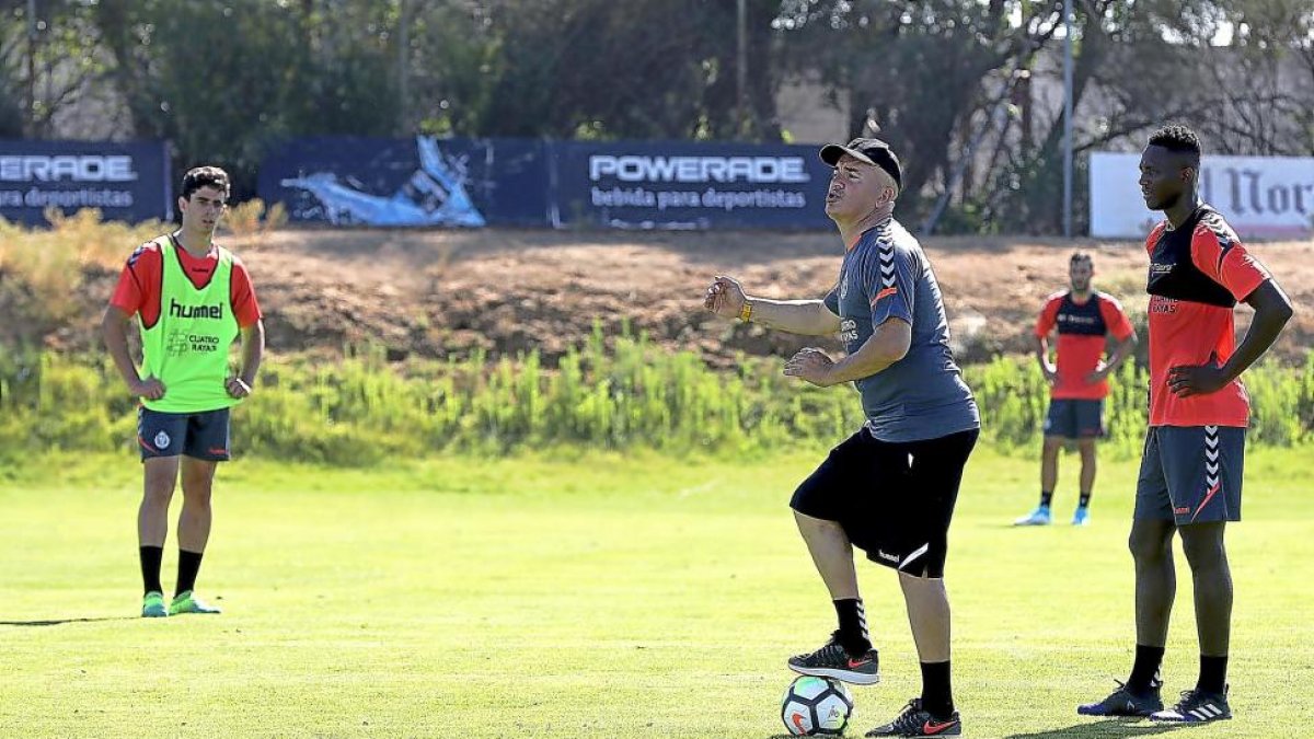 Luis César hace una indicación a los jugadores en la sesión de ayer ante la mirada de Miguel y Sulayman.-BALCAZA
