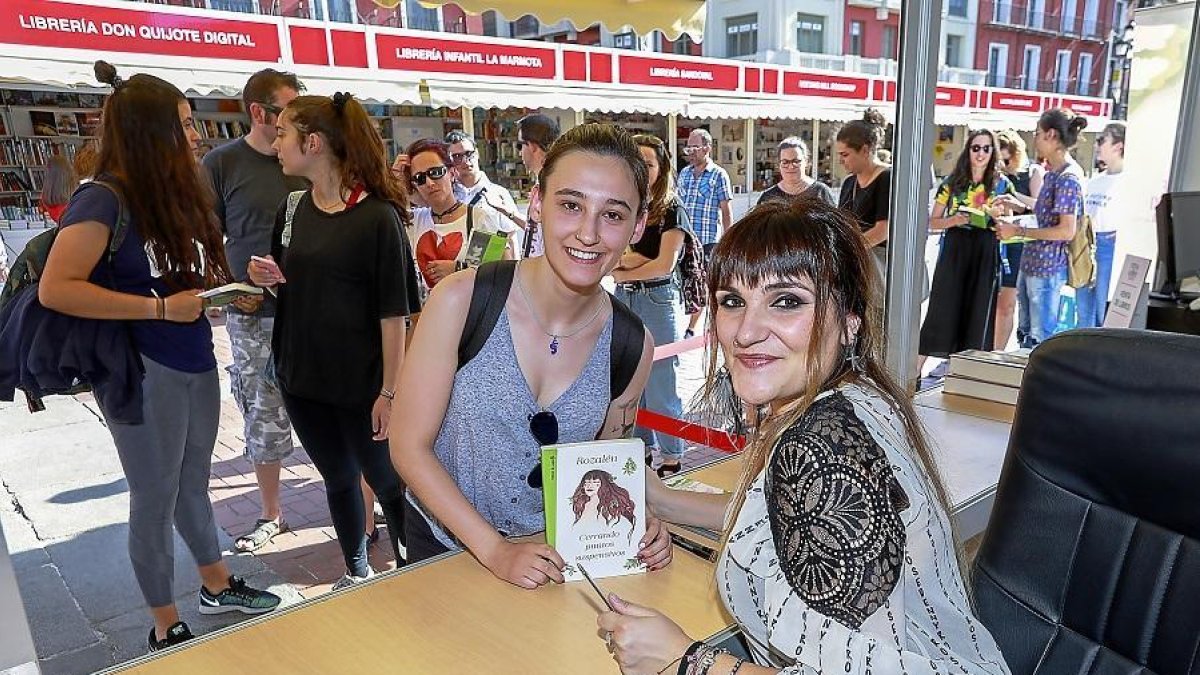 La cantante Rozalén con una seguidora en la caseta de la Feria del Libro donde firmó ejemplares de su obra.-J.M. LOSTAU