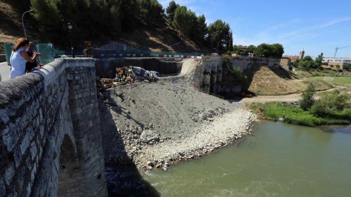 Obras de reconstrucción del Puente de Cabezón de Pisuerga (Valladolid).-ICAL