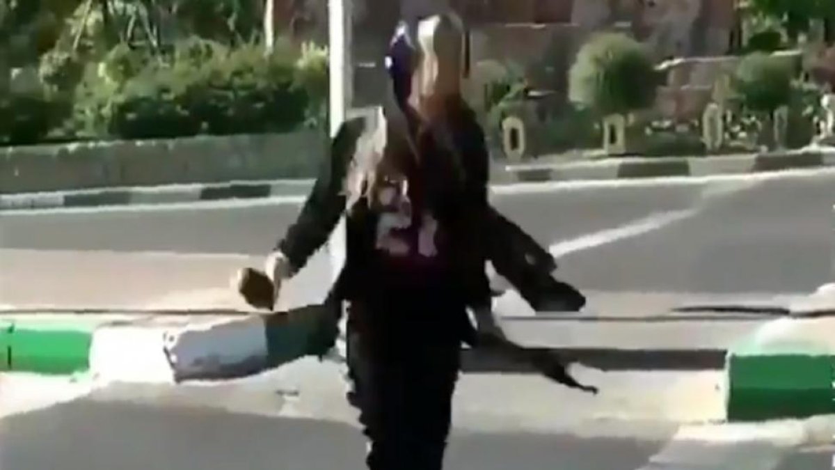 Una de las jóvenes iranís que desafía a las autoridades bailando en la calle. /-PERIODICO (TWITTER)