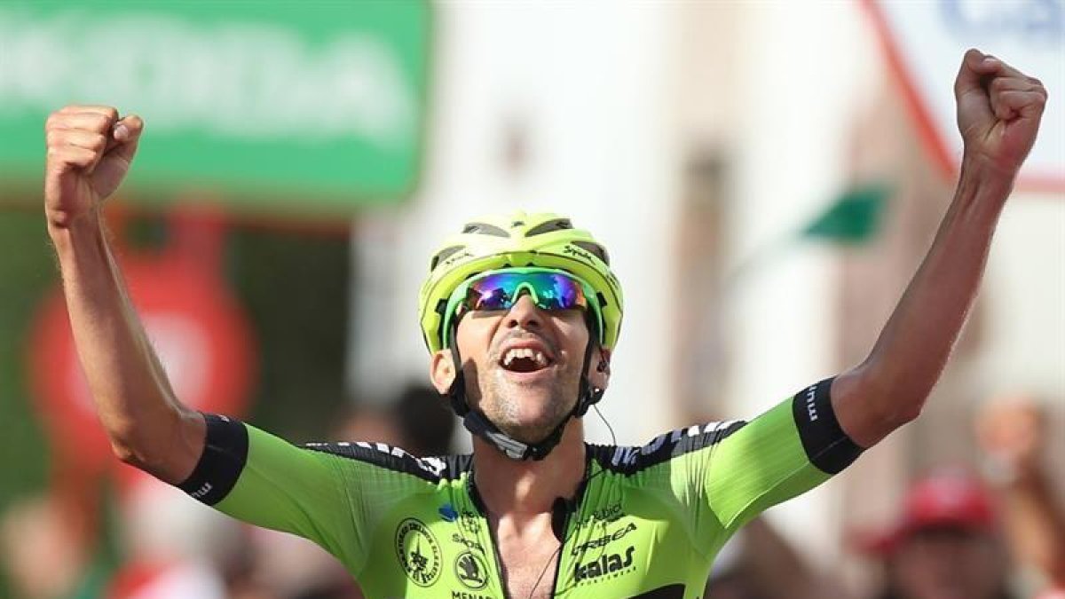 El ciclista vasco del equipo Murias Euskadi, Mikel Iturria, a su llegada a meta.-EFE