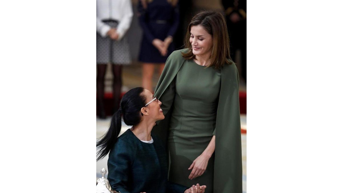 a nadadora paralímpica Teresa Perales (i), ganadora de 26 medallas, las cuatro últimas en Río -un oro y tres platas- tuvo su reconocimiento con el premio Infanta Sofía que recibió de manos de la Reina Letizia, durante el acto de entrega de los Premios Nac-EFE/Emilio Naranjo