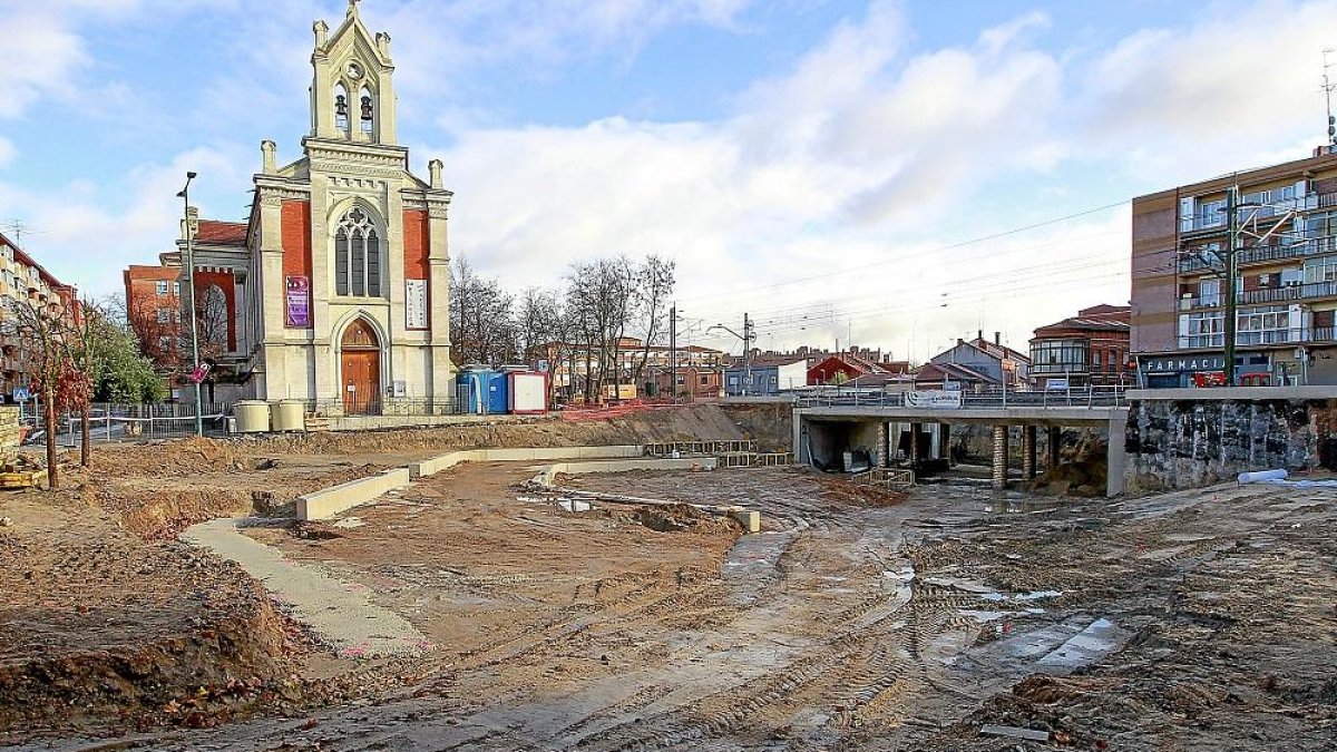 Vista general del estado de las obras, con la plaza de Rafael Cano convertida ahora en un barrizal.-J.M. LOSTAU