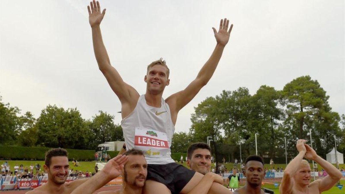 Kevin Mayer, felicitado por otros atletas por su proeza.-NICOLAS TUCAT