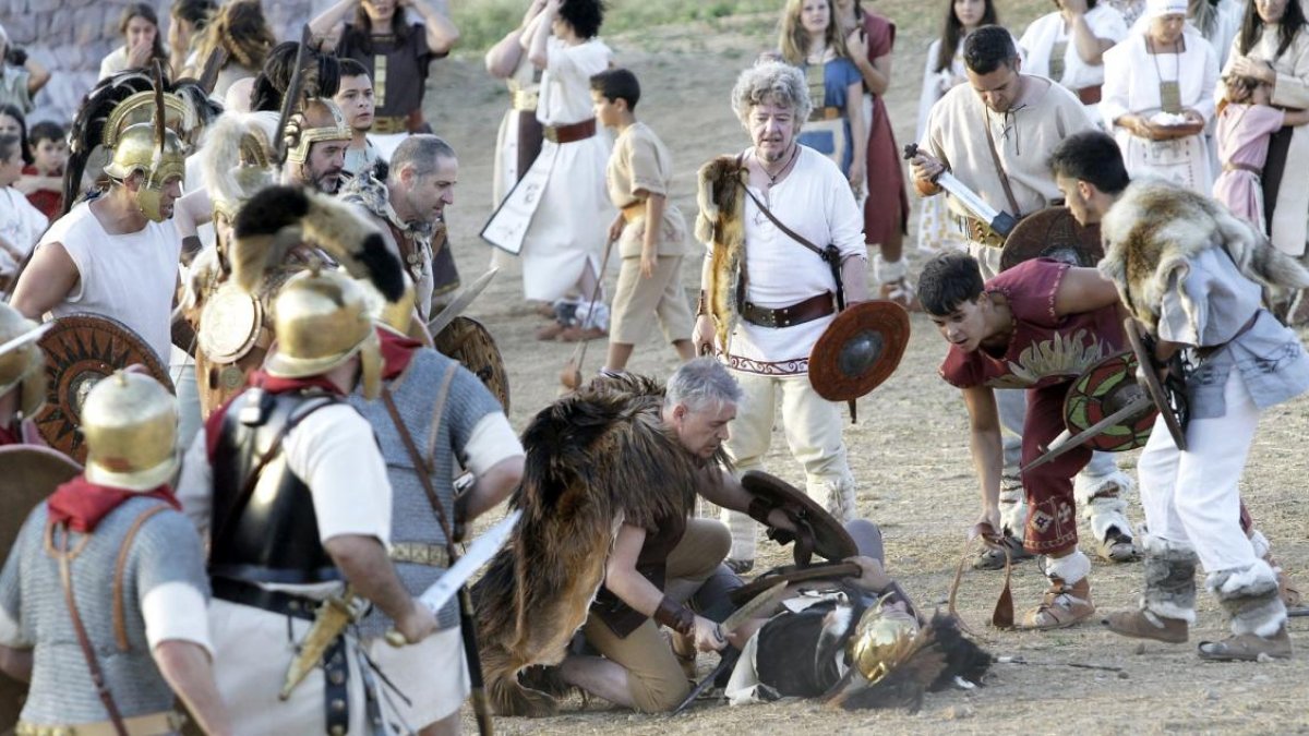 Un momento de la representación popular de las guerras numantinas, ayer, en el graderío de La Hoya, en la localidad soriana de Garray.-LUIS ÁNGEL TEJEDOR