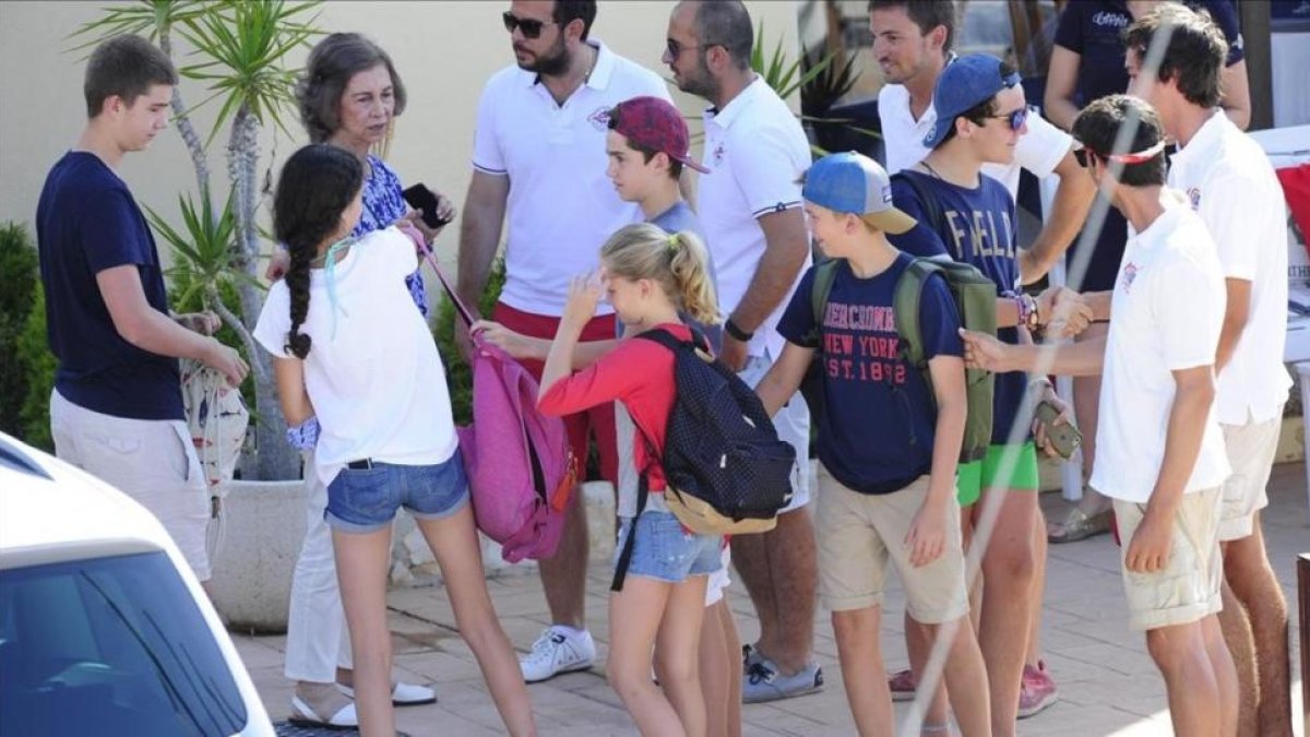 La reina Sofía se ha reunido con sus nietos Juan Valentín, Pablo Nicolás, Miguel, Irene Urdangarin, Victoria Federica  y  Felipe Juan Froilán Marichalar, en la escuela de vela de Calanova.-GTRES