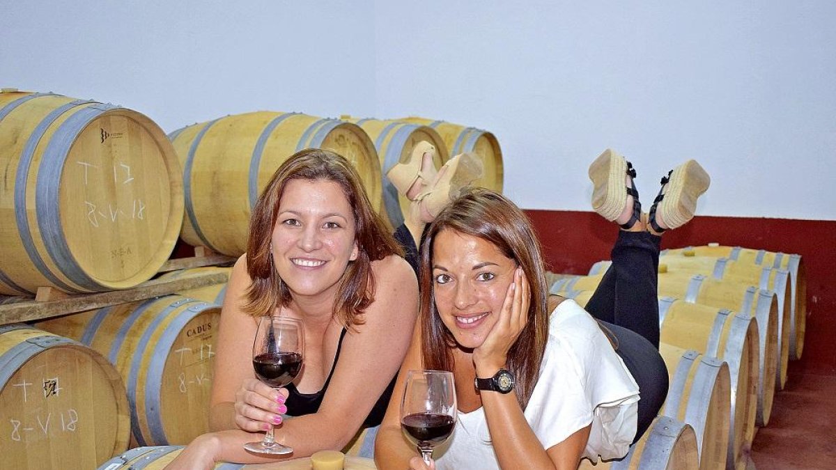 Rebeca y Esther, en la nave de barricas de una bodega ribereña.-ARGICOMUNICACIÓN