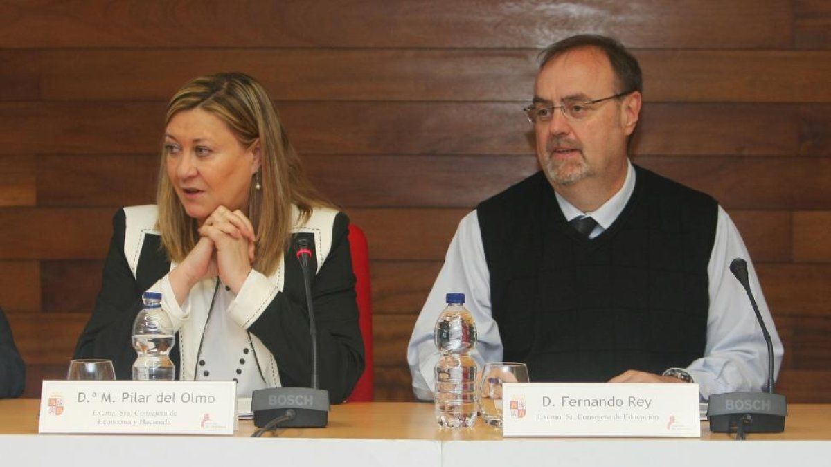Los consejeros de Economía y Hacienda y Educación, Pilar del Olmo y Fernando Rey, durante la entrega der los XIV Premios de Estadística en Ponferrada.-ICAL