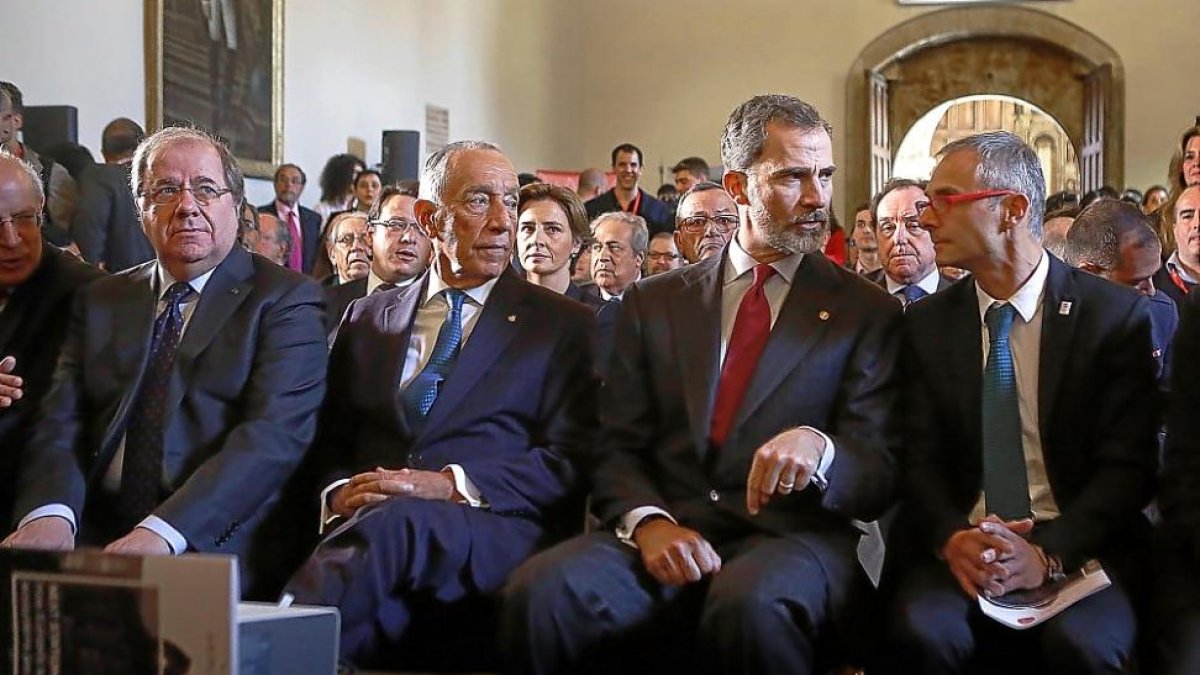 Juan Vicente Herrera,Marcelo Rebelo de Sousa, el Rey Felipe VI y Ricardo Rivero, en el acto celebrado en la Usal.-ENRIQUE CARRASCAL