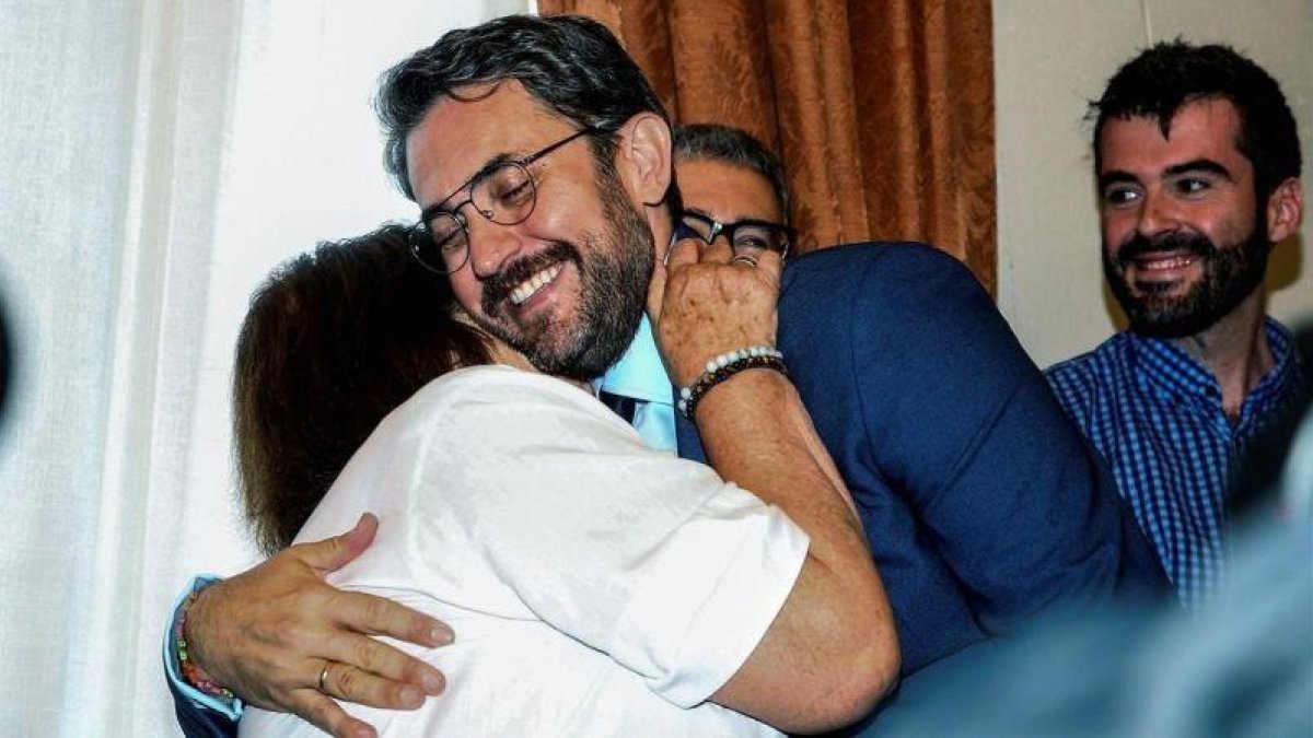 El ministro de Cultura y Deporte, Màxim Huerta, se abraza con su madre tras la ceremonia de traspaso de carteras.-RODRIGO JIMÉNEZ (EFE)