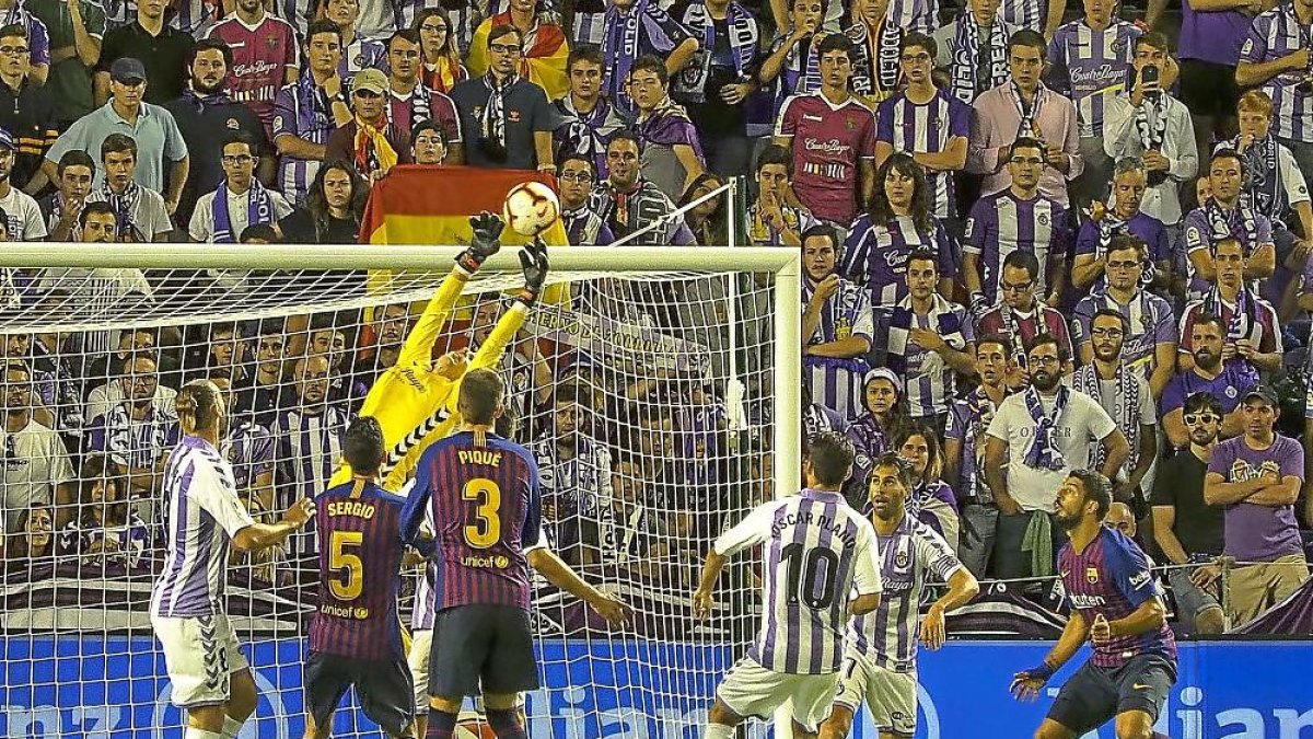 Masip atrapa el balón durante el reciente partido de Liga Real Valladolid-Barcelona.-MIGUEL ÁNGEL SANTOS