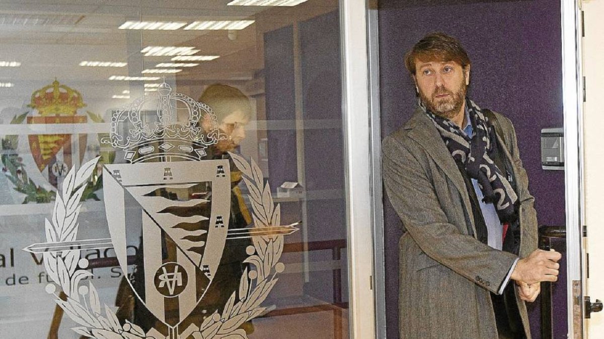 El presidente blanquivioleta Carlos Suárez sale de las oficinas del Real Valladolid-J. M. Lostau