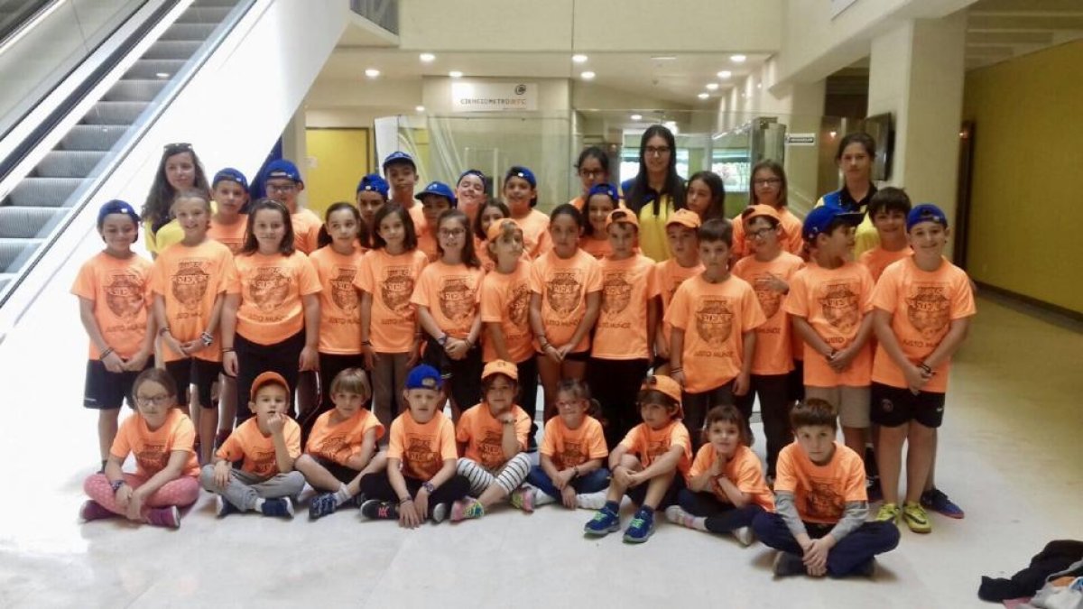 Niños del Campus de la Real Sociedad Hípica posan en su visita al Museo de la Ciencia.-EL MUNDO