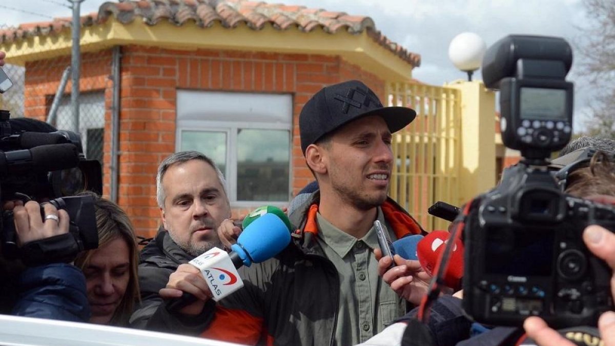 Salida de Victor Rodríguez, 'Viti', unos de los jugadores de la Arandina imputado por agresión sexual.-