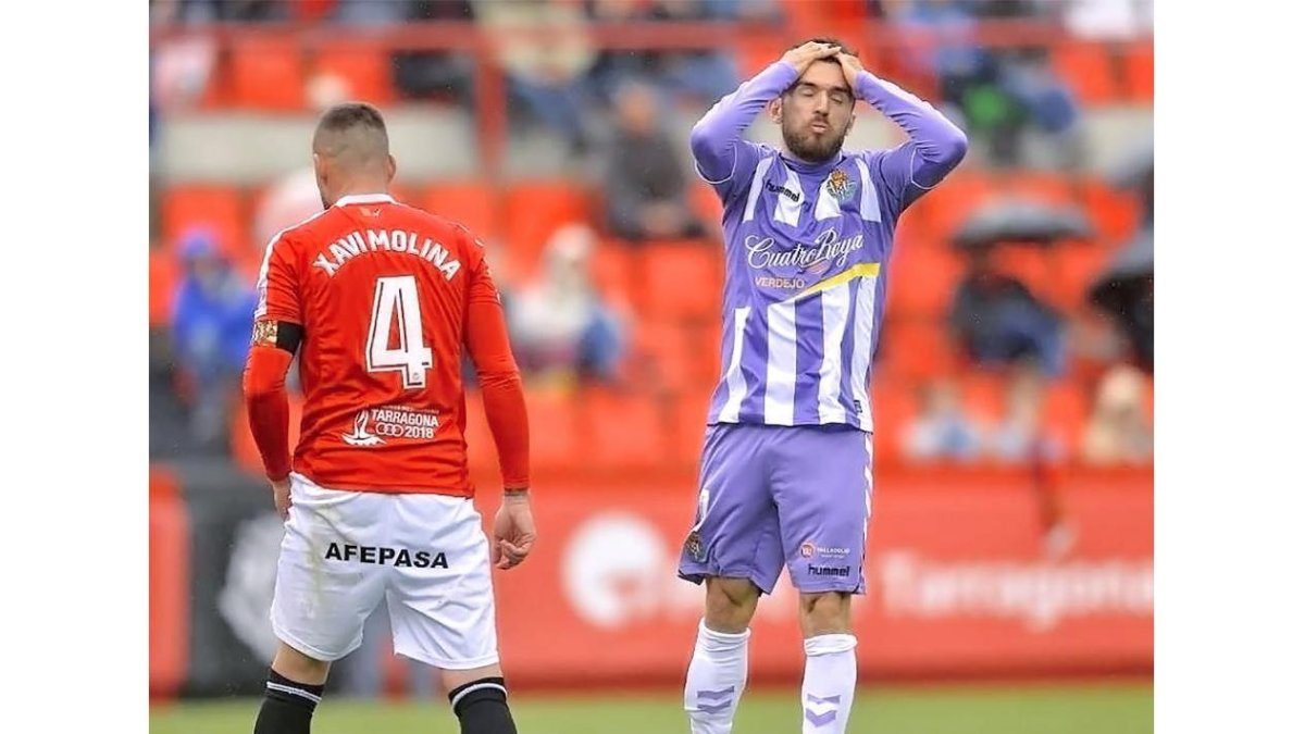 Gianniotas se lamenta tras su remate por encima del larguero nada más entrar el campo, ayer, frente al Nàstic.-PHOTO-DEPORTE