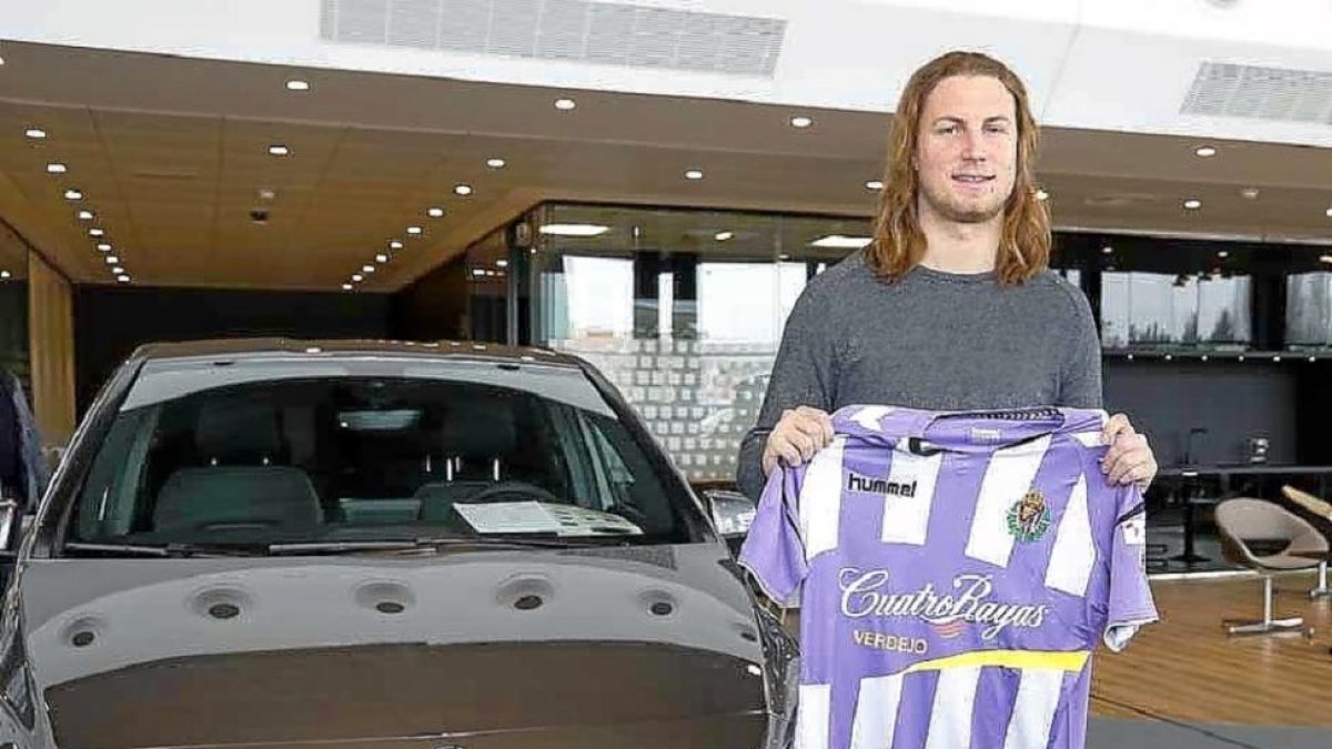 Rotpuller, con su nueva camiseta.-RVCF