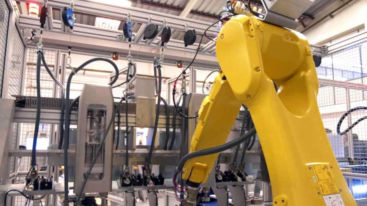 Uno de los robots inteligentes que coloca Carbures en sus líneas de fabricación para la automoción.-EL MUNDO