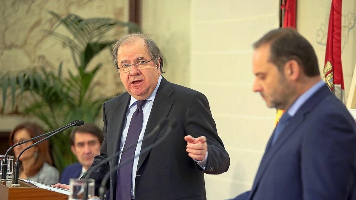 El presidente de la Junta, Juan Vicente Herrera, con el ministro Ábalos durante la rueda de prensa.-ICAL
