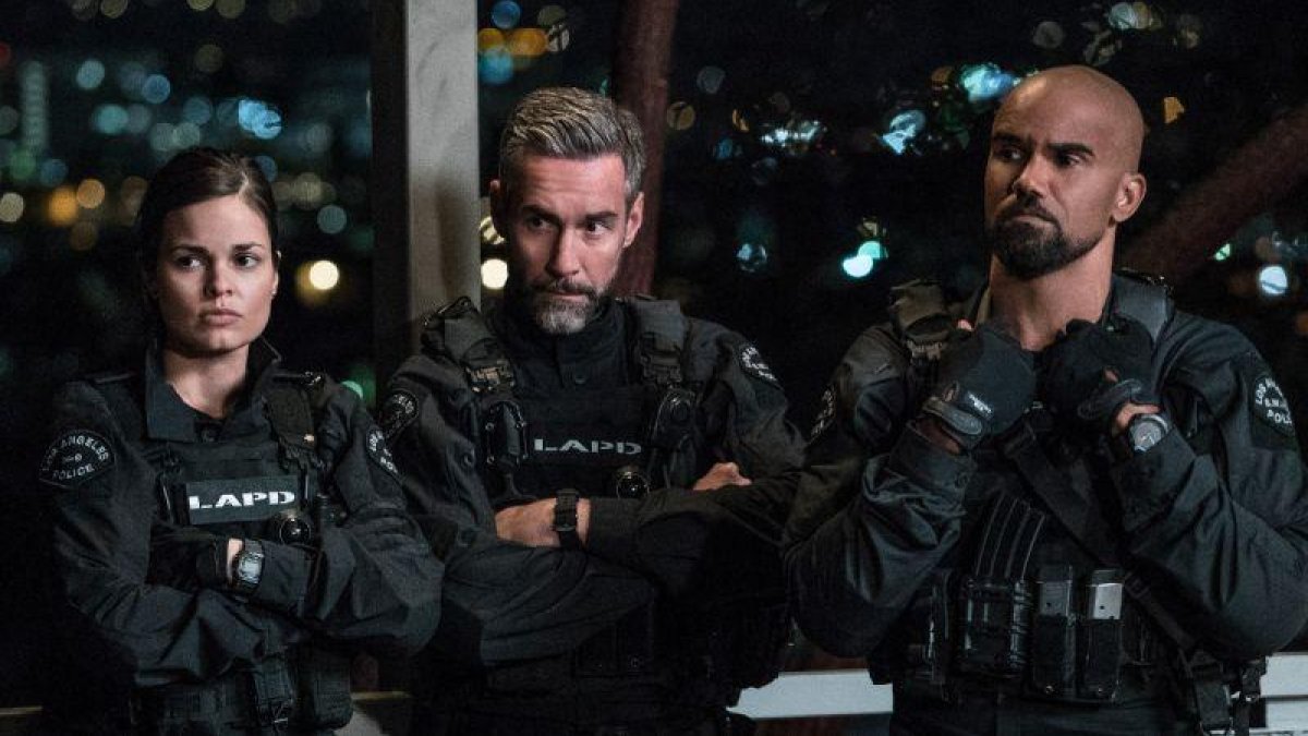 Los actores Lina Esco, Jay Harrington y Shemar Moore, en la serie de la cadena AXN SWAT. Los hombres de Harrelson.-EL PERIÓDICO