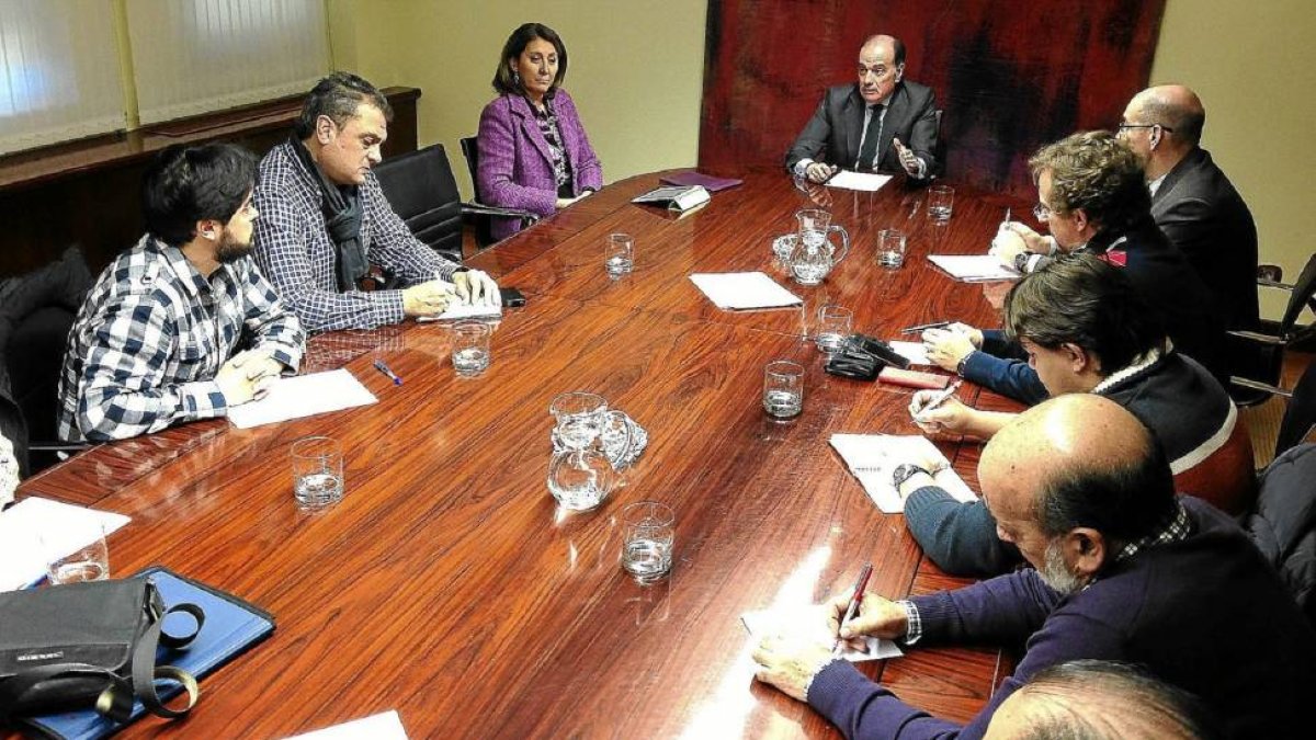 Reunión del Comité de empresa de Nissan junto con El consejero de Economía y Empleo, Tomás Villanueva, y la secretaria general del Ministerio de Industria, Energía y Turismo, Begoña Cristeto-El Mundo